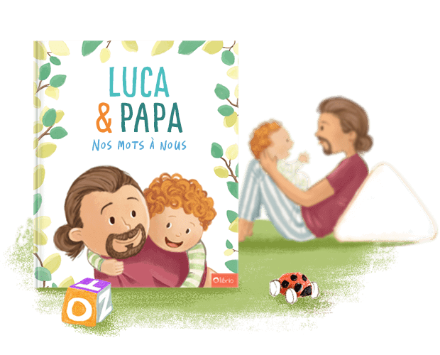 La couverture d'un livre personnalisé pour les papas intitulé Nos mots à nous montrant une illustration d'un père serrant ses enfants dans ses bras, à côté d'une autre illustration d'eux jouant ensemble sur l'herbe.