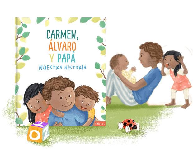 La portada de un libro personalizado para padres titulado Nuestra historia que muestra una ilustración de un padre abrazando a sus hijos, junto a otra ilustración de ellos jugando juntos en la hierba.