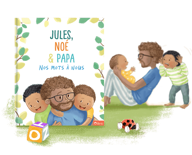 La couverture d'un livre personnalisé pour les papas intitulé Nos mots à nous montrant une illustration d'un père serrant ses enfants dans ses bras, à côté d'une autre illustration d'eux jouant ensemble sur l'herbe.