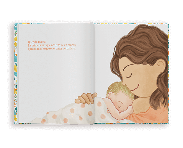 Un libro personalizado para madres abierto que muestra una tierna ilustración de una madre sosteniendo a un bebé dormido con un breve texto emotivo.