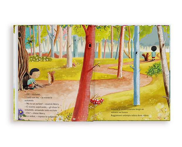Un'illustrazione animata di un libro per bambini aperto mostra, nella pagina di sinistra, un bambino e uno scoiattolo che si incontrano vicino al tronco di un grande albero. Nella pagina di destra, camminano mano nella mano lungo un sentiero tortuoso in un bosco colorato. Il testo della storia è visibile in fondo a entrambe le pagine.