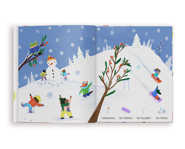 Un livre personnalisé bilingue ouvert montrant une illustration animée de plage et de baignade avec des mots de vocabulaire.