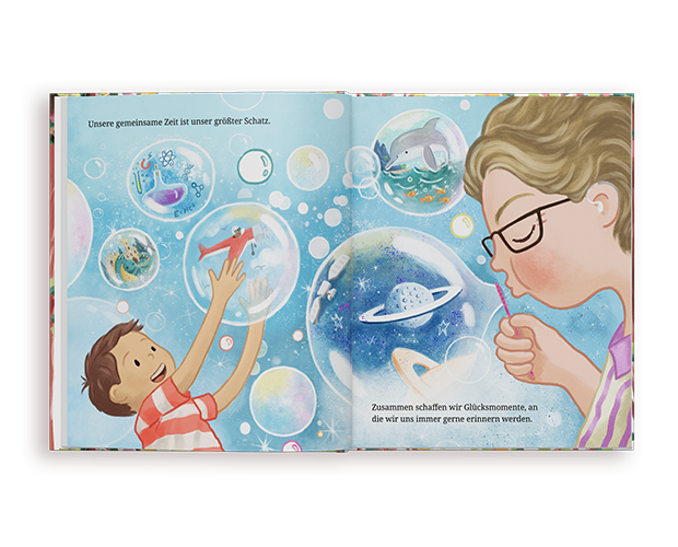 Ein aufgeschlagenes personalisiertes Buch für Großeltern und Enkelkinder mit farbenfrohen Illustrationen, auf denen sie Seifenblasen voller magischer Szenen pusten.