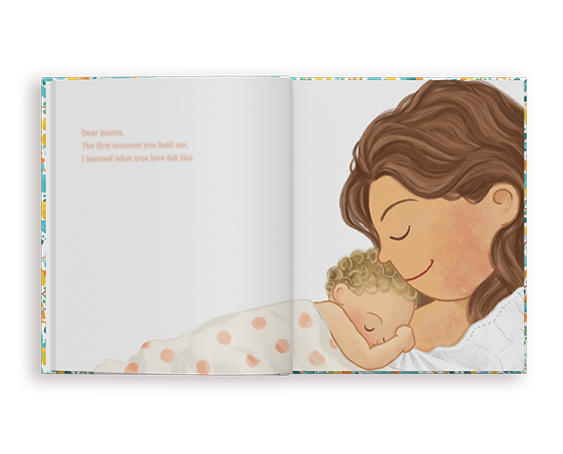 Un livre personnalisé pour les mamans ouvert montrant une tendre illustration d'une mère tenant un bébé endormi avec un court texte émotionnel.