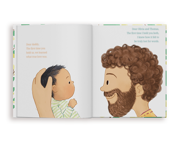 Un libro personalizado para padres abierto que muestra ilustraciones de una familia animando a un niño en bicicleta y un padre consolando a su hijo.