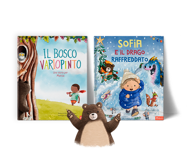 Un'illustrazione mostra un simpatico orso marrone con le braccia alzate davanti a due libri per bambini personalizzati intitolati Il Bosco Variopinto e Il drago raffreddato, su sfondo bianco.