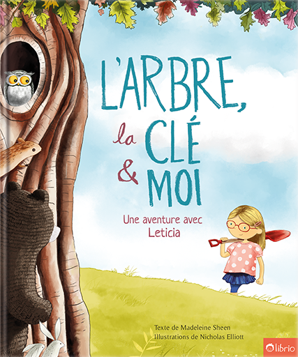 Couverture du livre pour enfants personnalisé L’Arbre, la clé et moi, avec une petite fille à lunettes portant une pelle sur l’épaule dans une prairie, près d’un grand arbre où une chouette sort d’un trou.