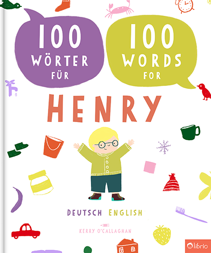 Buchcover des personalisierten zweisprachigen Buchs auf Deutsch und Englisch 100 Wörter für Henry und 100 Words for Henry, mit einem kleinen Jungen mit blonden Haaren und Brille, der die Arme hebt, umgeben von bunten Gegenständen wie Eimer, Auto und Erdbeere.