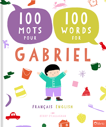 Couverture du livre bilingue français et anglais personnalisé 100 Mots pour Gabriel et 100 Words for Gabriel, avec un petit garçon aux cheveux noirs qui lève les bras, entouré de petits objets colorés comme un seau, une voiture et une fraise.