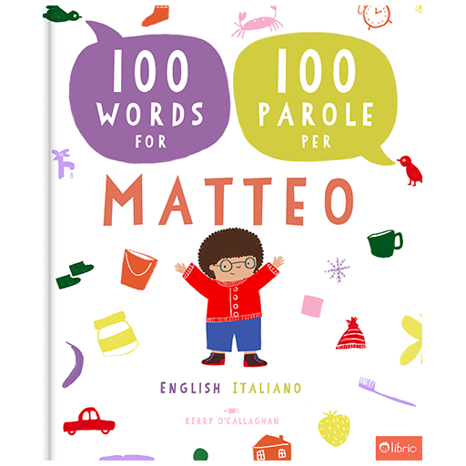 Copertina del libro bilingue inglese e italiano personalizzato 100 Words for Matteo e 100 Parole per Matteo, con un bambino riccio con gli occhiali che alza le braccia, circondato da piccoli oggetti colorati come un secchiello, una macchinina e una fragola.
