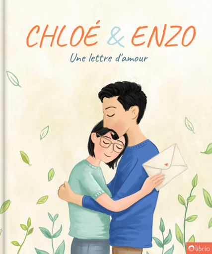 Couverture du livre personnalisé Une lettre d’amour, avec un homme aux cheveux courts et foncés qui embrasse le front d’une femme à lunettes aux cheveux courts, tandis qu’ils s’enlacent et tiennent une lettre, entourés de feuilles vertes.