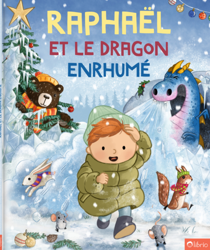 Couverture du livre pour enfants personnalisé Le dragon enrhumé, avec un petit garçon aux cheveux roux, bonnet et doudoune, qui court dans la neige, tandis qu’un dragon bleu éternue un souffle glacé et qu’un ours, un lièvre, un écureuil et deux souris regardent près d’un sapin de Noël enneigé.