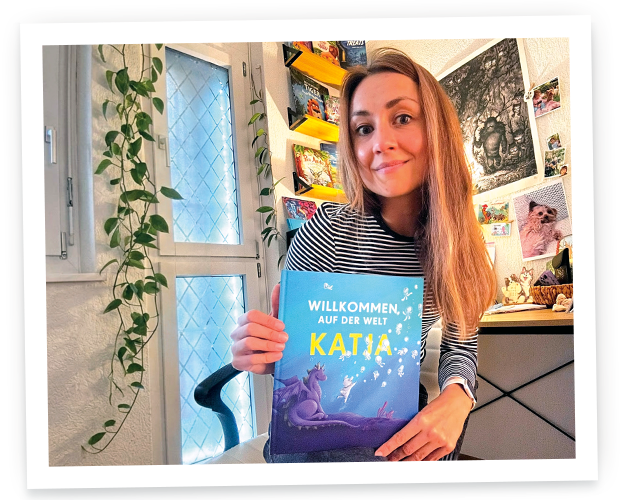 Une femme souriante aux cheveux longs est assise dans une pièce lumineuse avec des plantes et des étagères, tenant un livre pour enfants personnalisé intitulé Bienvenue au monde.